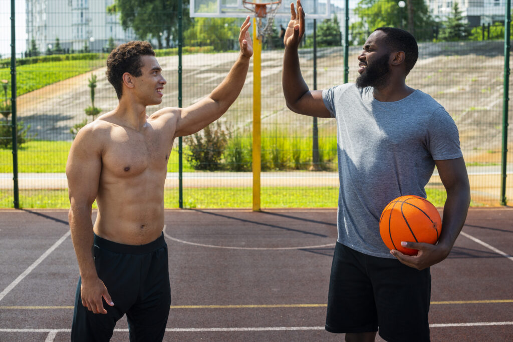 Les formations handsome men playing urban basketball medium shot